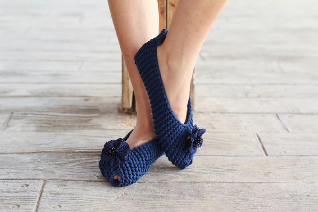 Navy blue flower slippers